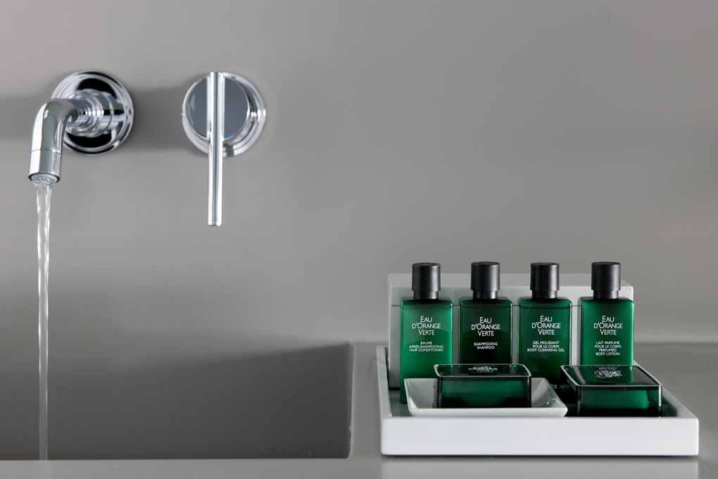 فندق سو فيينا المظهر الخارجي الصورة A shower tray with shower products